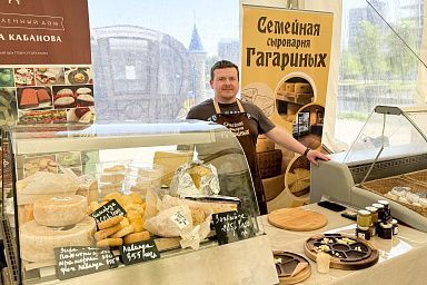 Сыроделы из шести регионов России представили свою продукцию на традиционном фестивале «Сырные ряды» в Иванове