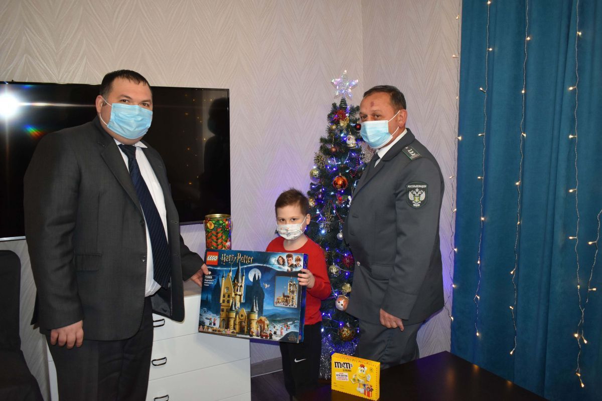 Северо-Кавказское межрегиональное управление Россельхознадзора исполнило новогодние желания 10 ребят из четырех регионов