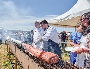 В День поля «Мираторг» приготовил шестиметровую чевапчичи из говядины