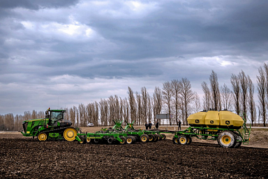 В Донецкой Народной Республике завершается сев ранних яровых зерновых и набирает обороты сев пропашных культур