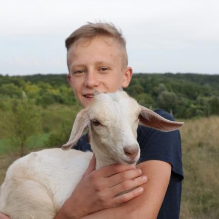 Школьник из курской глубинки разработал туристический маршрут «Всей семьей в гости к козам»