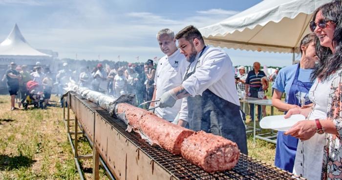 В День поля «Мираторг» приготовил шестиметровую чевапчичи из говядины